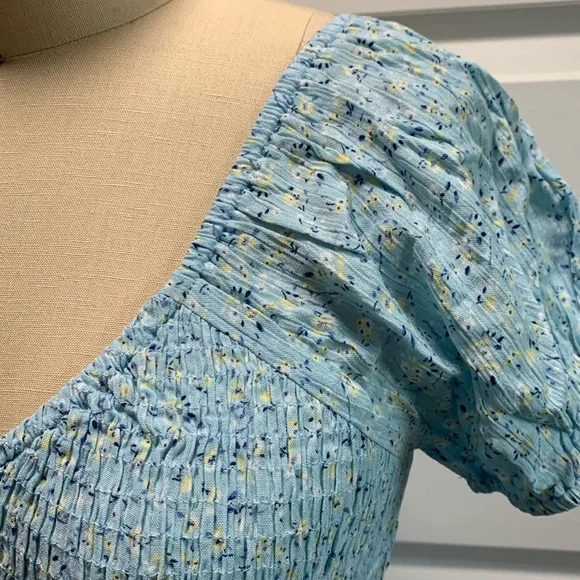 NWT ruched  floral top with shoulder cap short sleeves and ballerina neckline - Picture 3 of 12